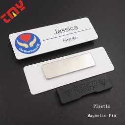 Badge personnalisé badge magnétique en plastique moulé dans le dos