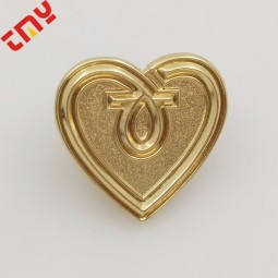 Crachá personalizado do botão da forma do coração do metal para a venda