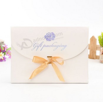 Caja de embalaje de regalo de lujo con forma de envoltorio de regalo de color rosa elegante caja de regalo de papel lindo con cinta