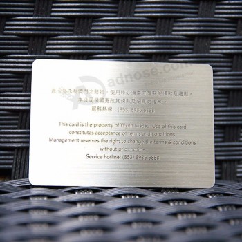 空白のブラシをかけられたステンレス鋼の金属カード名刺