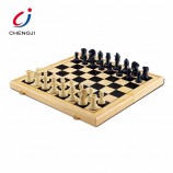 O curso internacional educacional do jogo personalizou grupos de xadrez clássicos