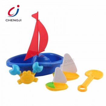 Sandige Sommer-Spielzeugplastikboote des sonnigen Sommers im Freien Plastikpaly eingestellt
