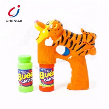 Venta al por mayor divertido juguete eléctrico al aire libre de la máquina de la burbuja de jabón para los niños