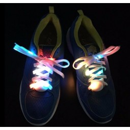 Il logo colorato stampato piatto si illumina nei lacci delle scarpe scuri