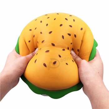 большие ломтики кунжутного гамбургера сжимают игрушку едой большого размера