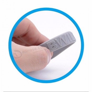 Promocional pulseira de silicone personalizado logotipo em relevo brilho na pulseira escura