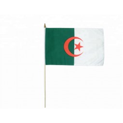 Fördernde kundenspezifische Algerien-Algerierhand, die Flaggenstaatsangehörigen wellenartig bewegt