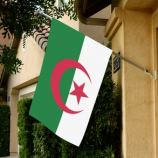 vlag van Algerije van klein formaat polyester aan de muur