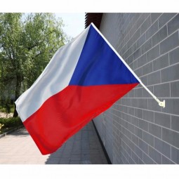 An der Wand befestigte tschechische Flaggen, die tschechische Fahne an der Wand hängen
