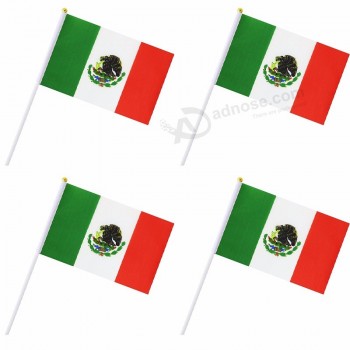 bandiere nazionali delle bandiere del Messico tenute in mano bandiere nazionali del bastone