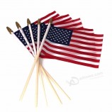 Amerika aangepaste hand gehouden wuivende vlag met houten paal