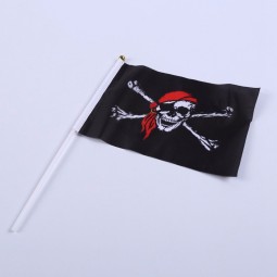 Impresión personalizada de fábrica de poliéster pirata ondeando la bandera con palos