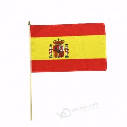 異なるサイズのスペインの手を振る旗