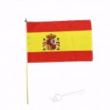 不同大小的西班牙手挥舞着国旗