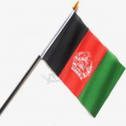 工場は応援のために旗を振るアフガン手