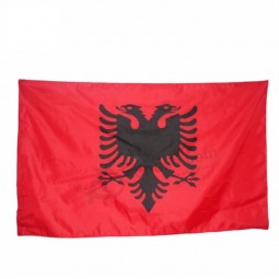 groothandel op maat geprinte Albanese vlag met messing doorvoertules