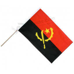 tifoso piccola fabbrica di bandiera del paese mano angola