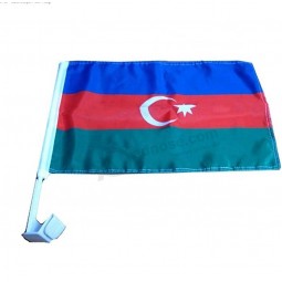 車の旗のポールとアゼルバイジャン国立車の窓の旗