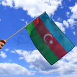 Animando el día nacional ondeando banderas de Azerbaiyán a mano