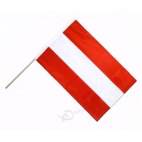 Aficionados al fútbol animando austria mini banderas de país de mano