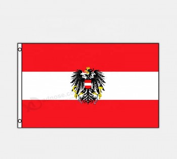 Österreich-Flagge mit der österreichischen Adlerfahne Innen im Freien