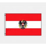 bandiera dell'Austria con l'aquila austriaca al coperto all'aperto