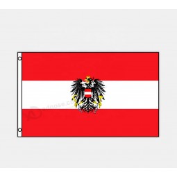 Bandera de Austria con bandera de águila austríaca interior al aire libre