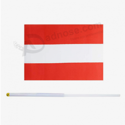 bandiera tenuta in mano austria con bastone di plastica