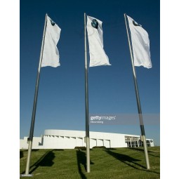 banderas ondean frente al centro de visitantes de BMW en el campus