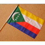 Fan, der Mini-Komoren-Handstaatsflaggen wellenartig bewegt