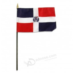 República Dominicana mão nacional acenando demonstrações bandeira do país com vara de plástico