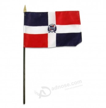 República Dominicana mão nacional acenando demonstrações bandeira do país com vara de plástico