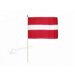 goede kwaliteit fans populaire polyester bedrukte kleine nationale Letland hand vlag met stok