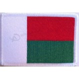 マダガスカルの国旗刺繍アイアンオンパッチエンブレムホワイトボーダー