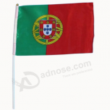 Bandiera tenuta in mano del tifoso del paese nazionale Portogallo del poliestere