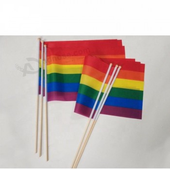 Großhandel LGBT Symbole Regenbogen Hand wehende Flagge mit Holzstab