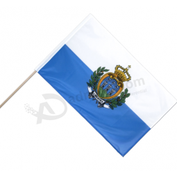 Heiße Verkaufshand, die Mini-San- Marinoflagge wellenartig bewegt
