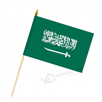los fanáticos de la Copa Mundial de fútbol 14x21cm ondeando a mano la bandera de arabia saudita