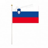 bandera de la mano de diferentes países fanáticos de la promoción eslovenia
