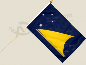 bandiera tenuta in mano di tokelau di colore vivo per la celebrazione di evento