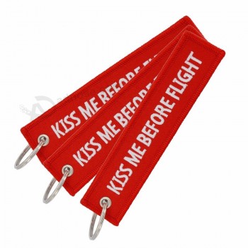 Küss mich vor dem Flug Schlüsselanhänger Label rot rosa Stickerei Schlüsselanhänger Gepäckanhänger Kette für Pilot Geschenke Auto Schlüsselbund Frau Männer gfit