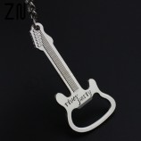 The keyring of the imitation guitar can open beer
