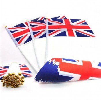 mano a buon mercato prezzo sventolando bandiera nazionale inglese del Regno Unito