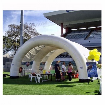 großes aufblasbares Zelt mit weißem Außenbogen für Veranstaltungen