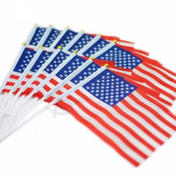 малая рука, размахивая флагом мини национальный флаг на заказ напечатаны ручной флаг для продажи