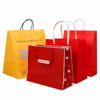 손잡이를 가진 선물 포장 종이 봉지를 위해 인쇄되는 주문 로고를 가진 도매 크래프트 쇼핑 종이 봉지