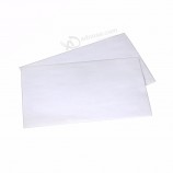 白色自封纸带徽标的自定义信封