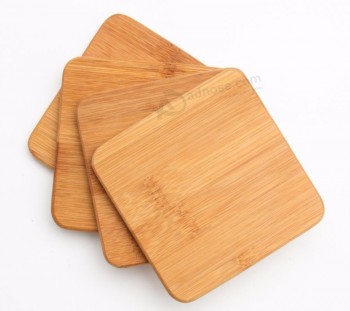 Sottobicchiere quadrato in legno di bambù quadrato con diamante tondo e tazza da caffè con logo stampato. decorazione da tavola.