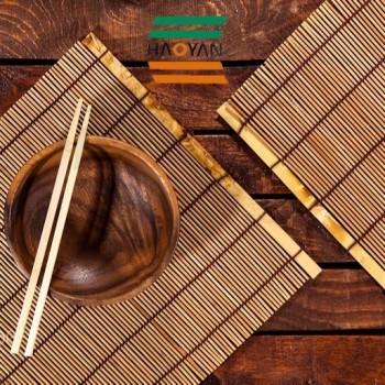Il ristorante ecologico utilizza tovagliette di bambù per tovagliette