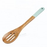 produttore grossista di alta qualità personalizzato personalizzato sfuso cucchiaio da cucina in legno di acacia con colore verniciato